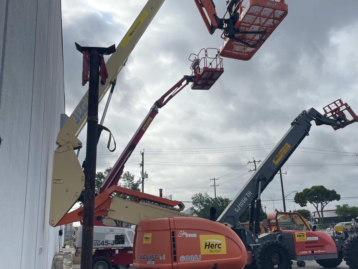 2017 JLG 600AJ-3