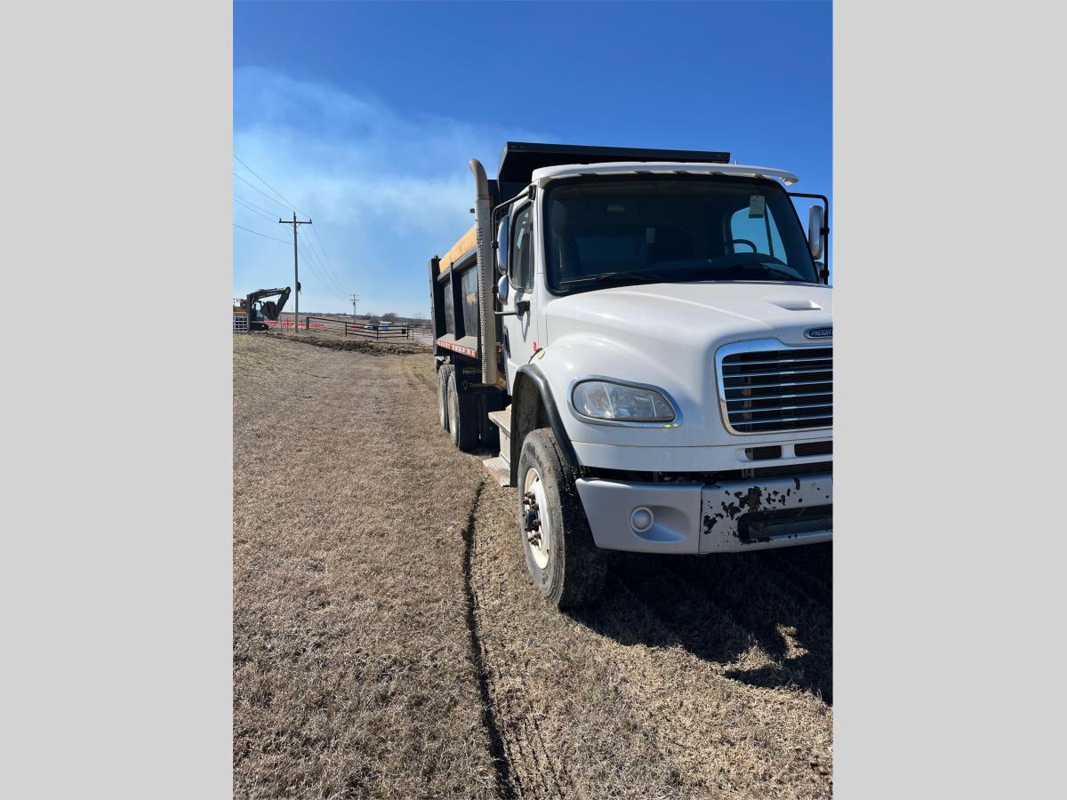 2017 Freightliner M2106