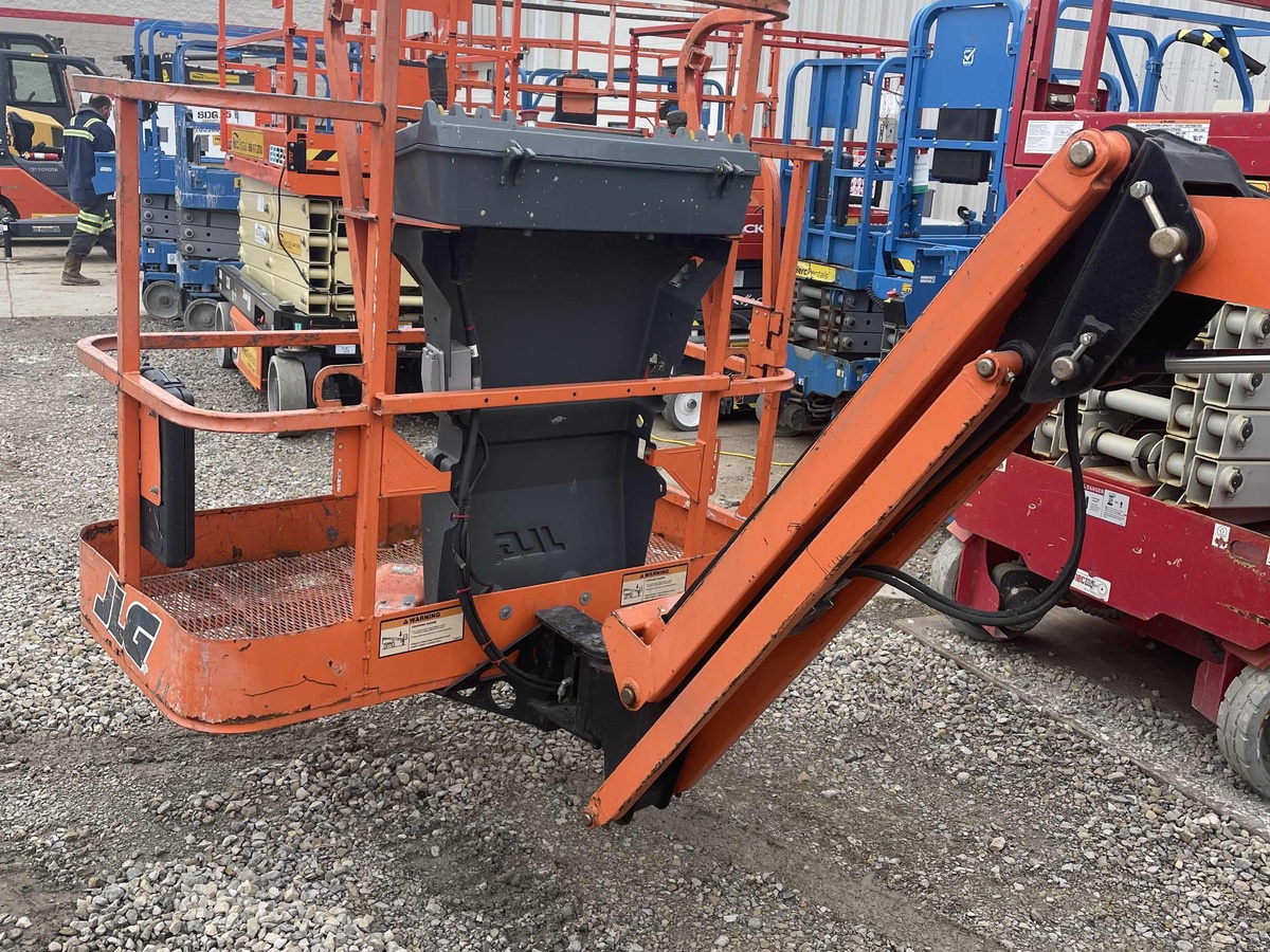 2017 JLG E450AJ-6