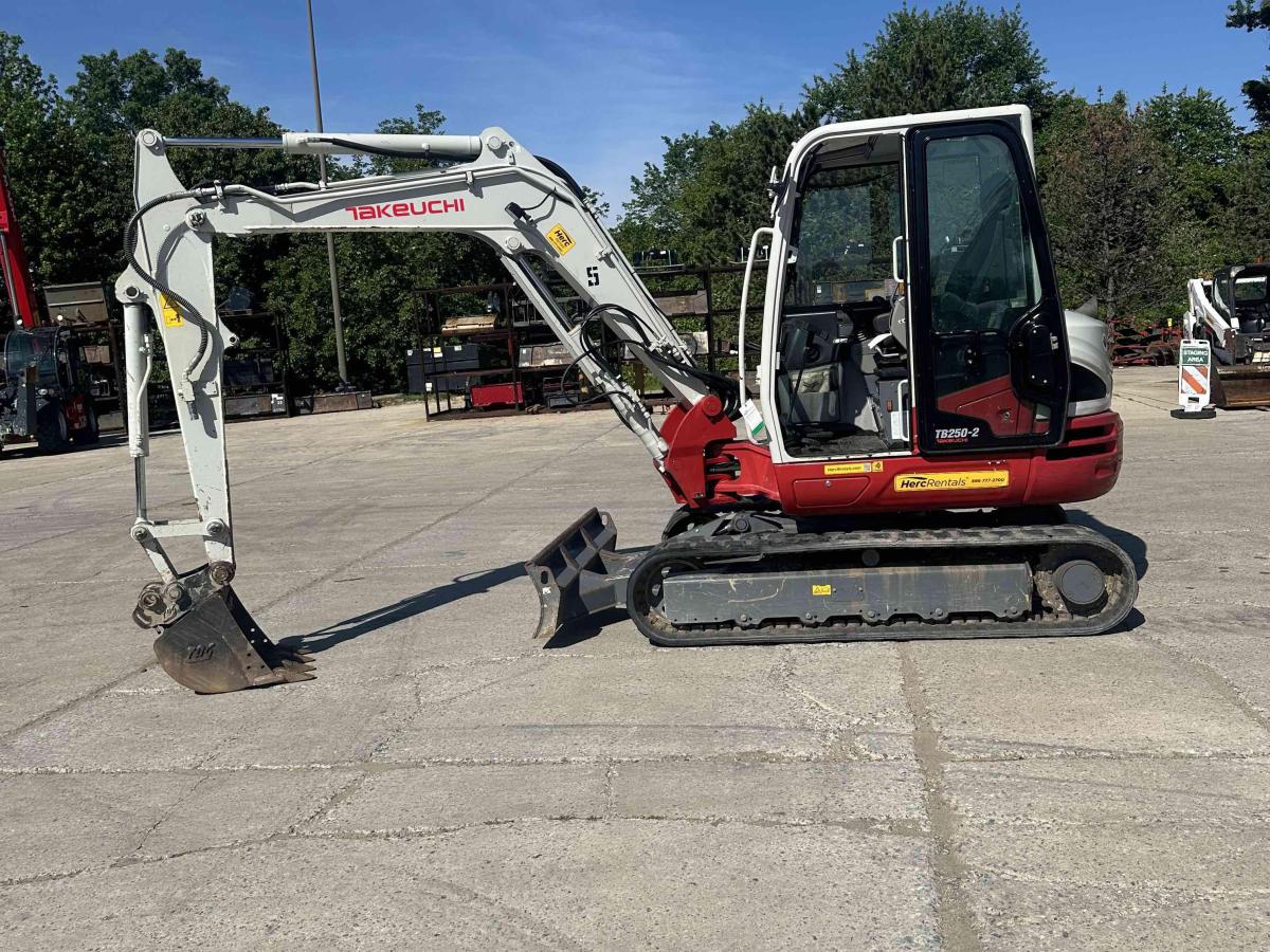 2021 Takeuchi TB250-3