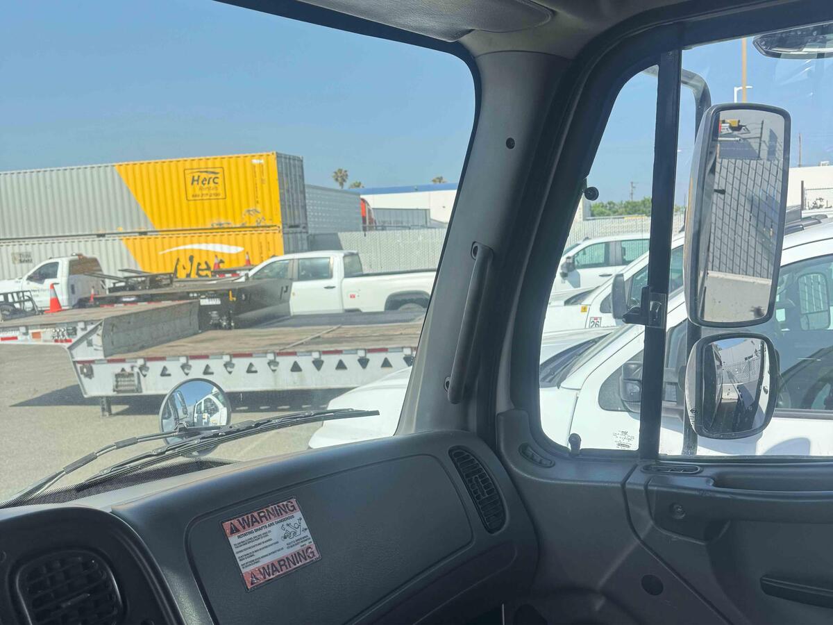 2016 Freightliner M2106-11