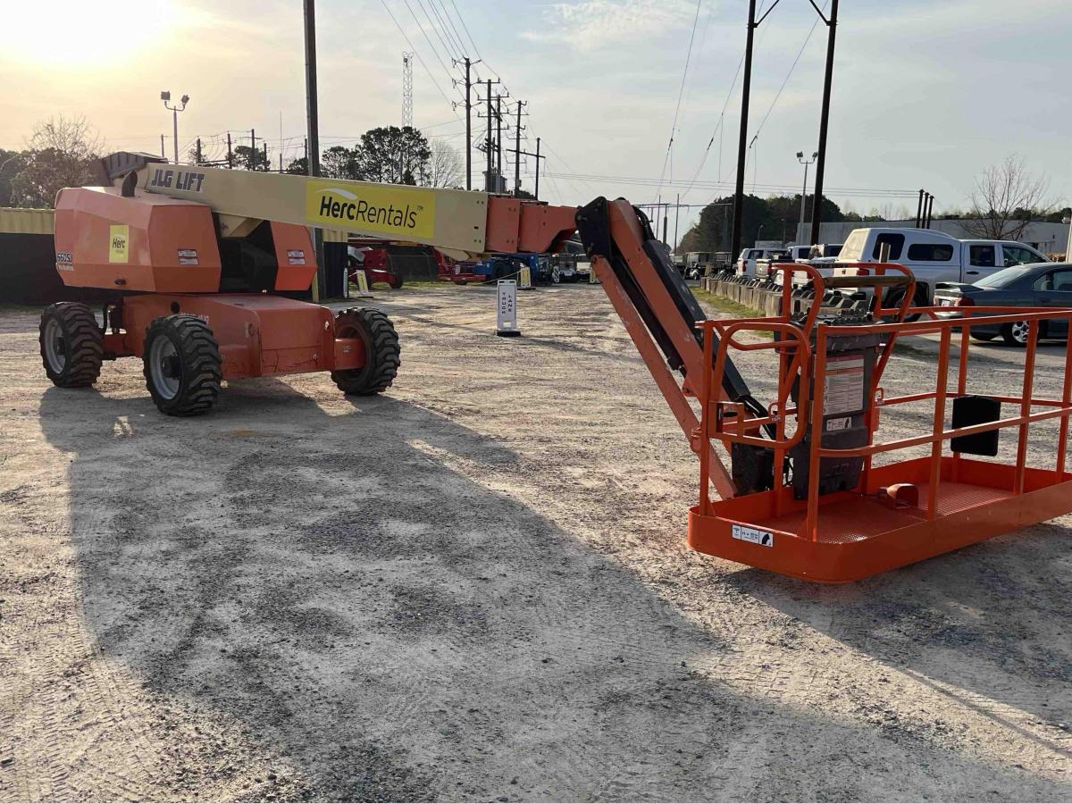 2017 JLG 660SJ