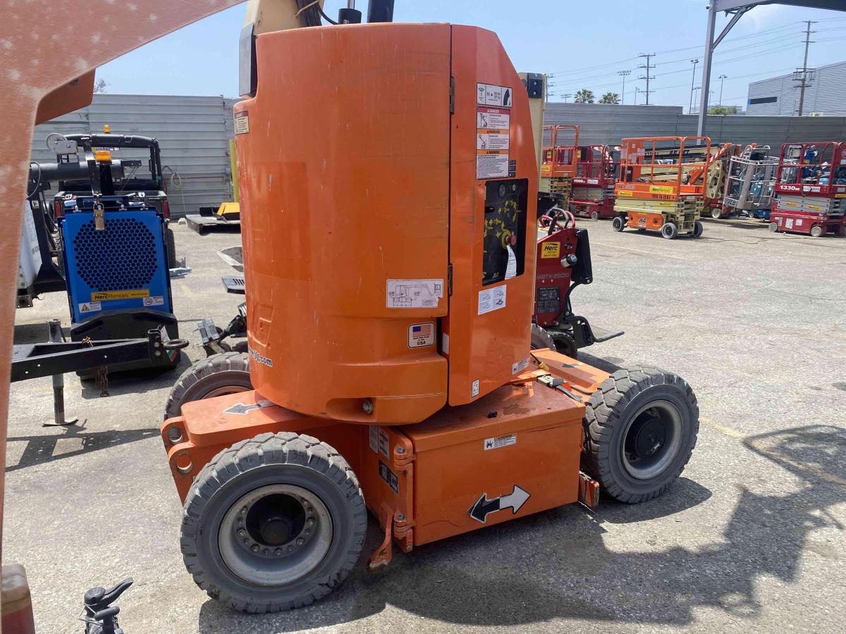 2017 JLG E300AJP