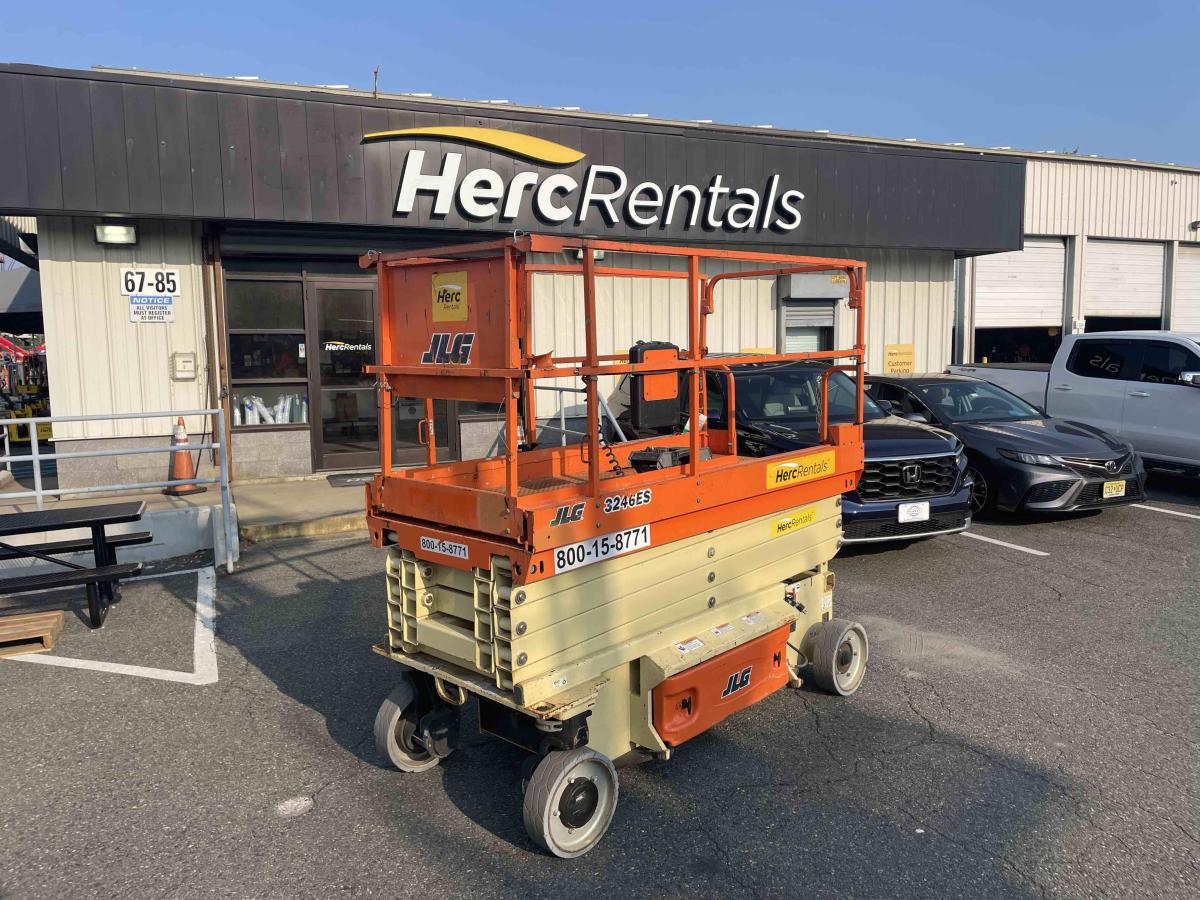 2017 JLG 3246ES