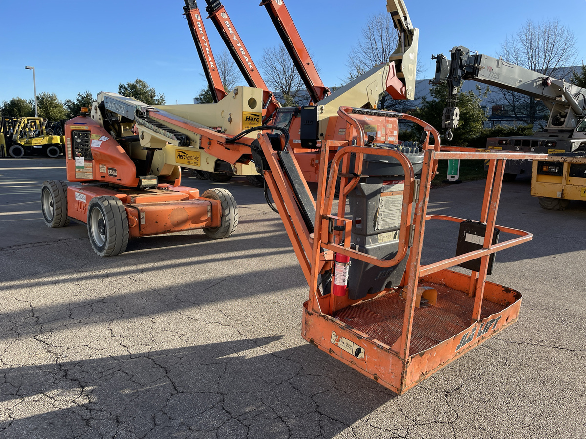 2013 JLG E450AJ-2