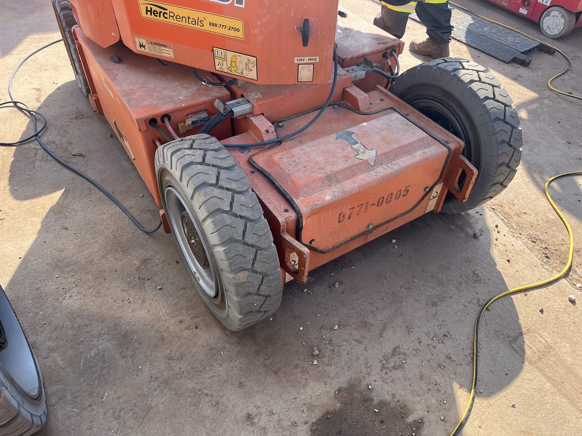 2017 JLG E300AJP-9