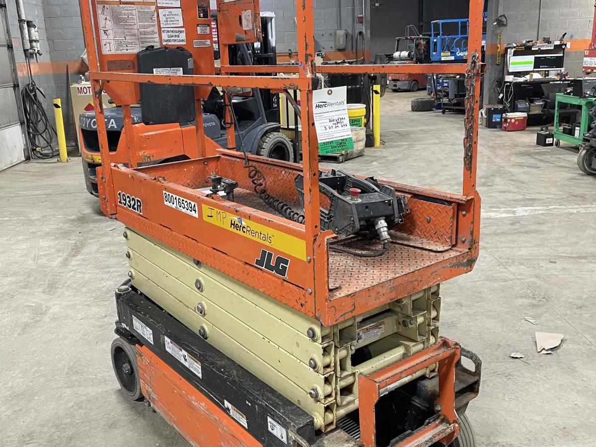 2017 JLG 1932R