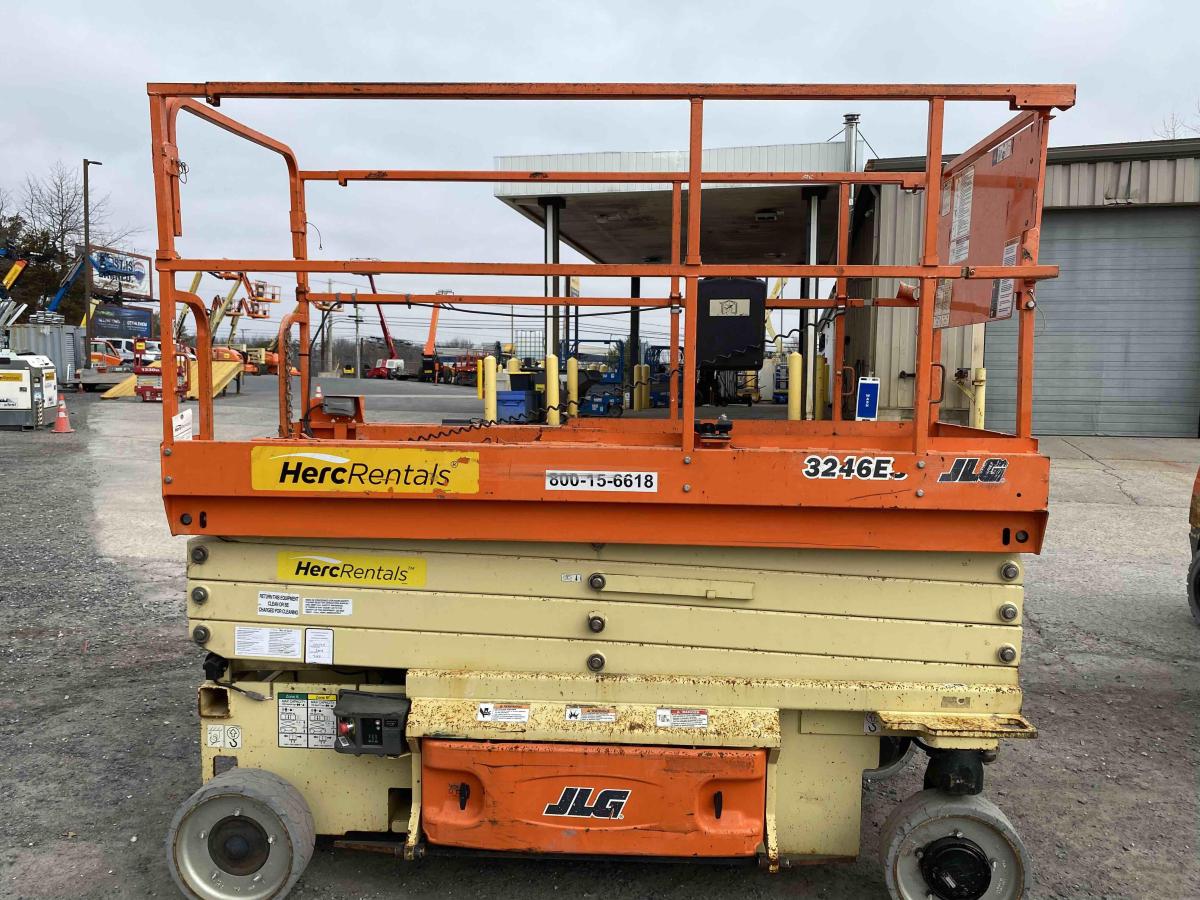 2017 JLG 3246ES