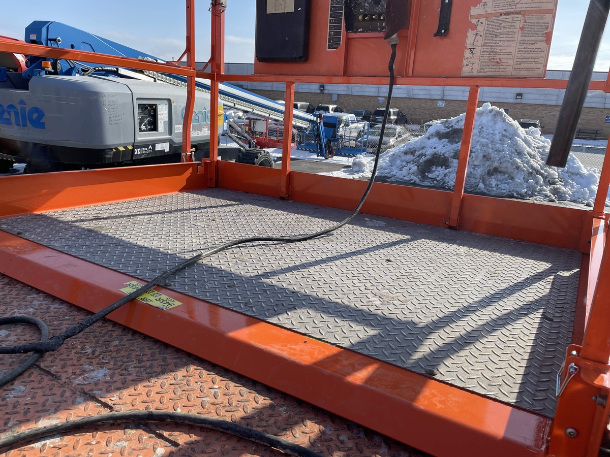 2018 JLG 330LRT-7