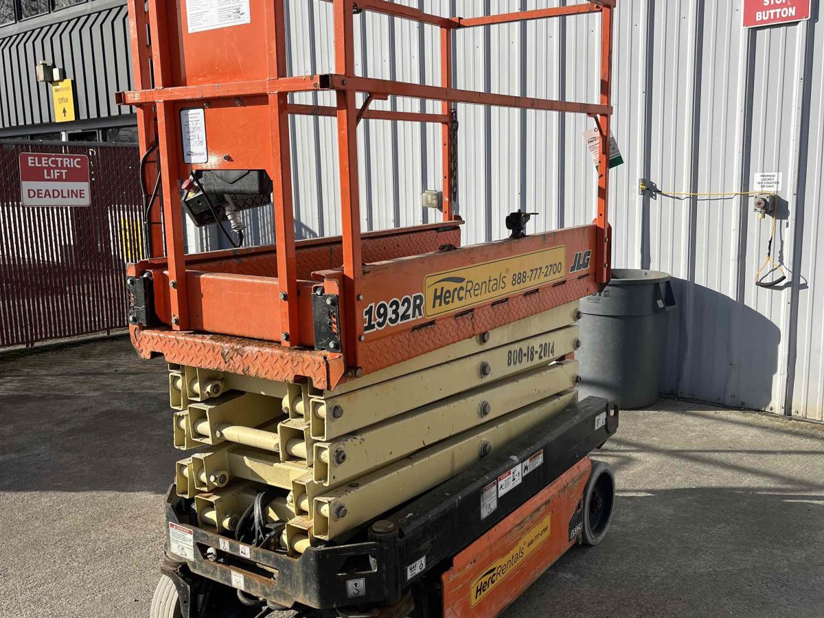 2017 JLG 1932R