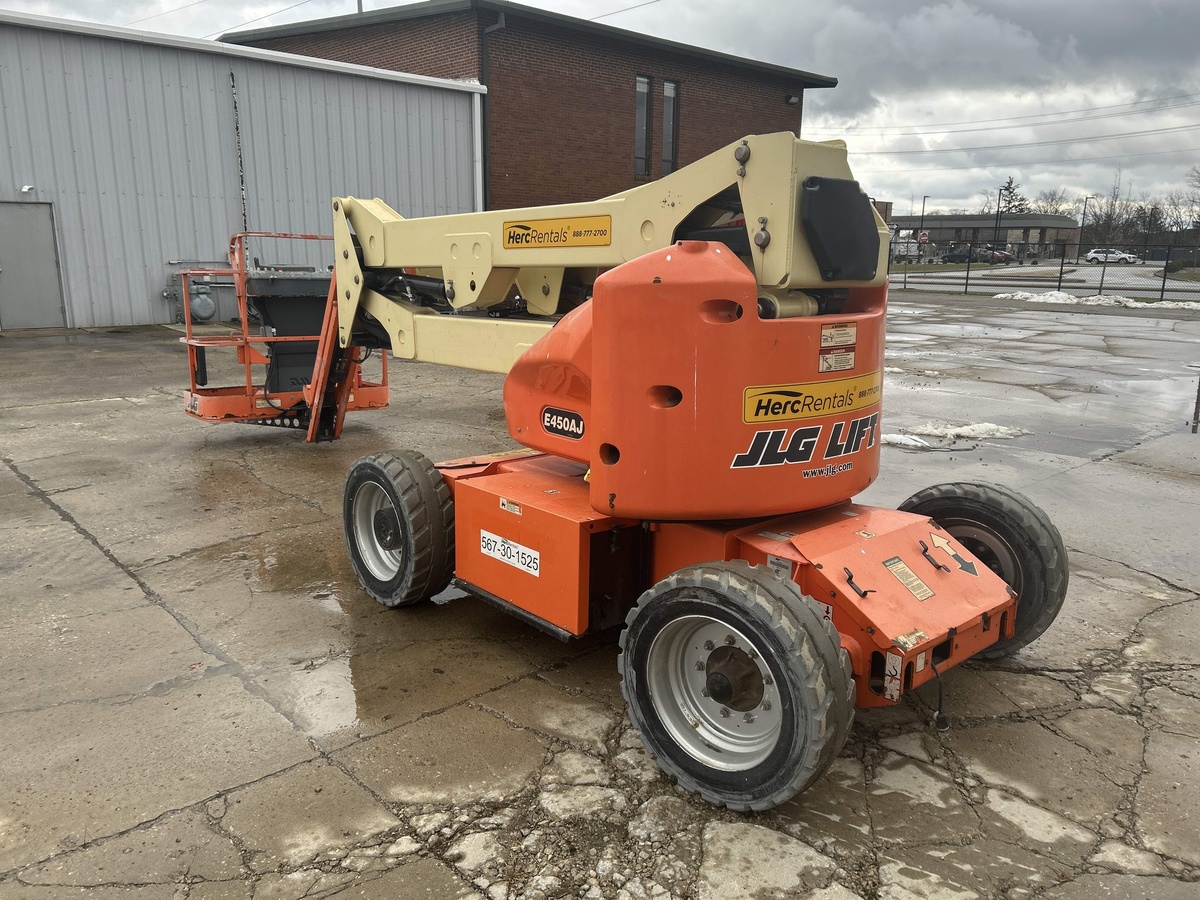 2017 JLG E450AJ