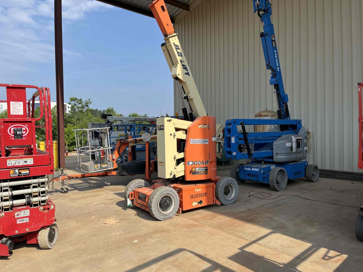 2016 JLG E300AJP-4