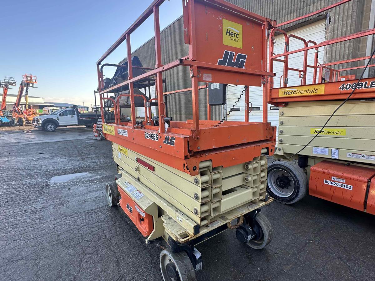 2017 JLG 3246ES