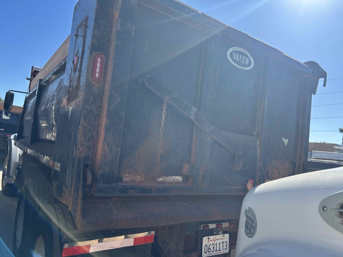 2016 Freightliner M2106-4