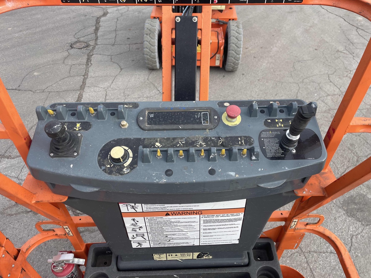 2017 JLG E300AJP-9