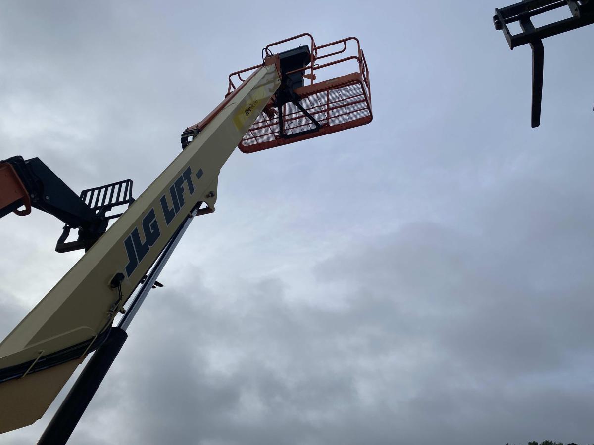 2016 JLG 400S