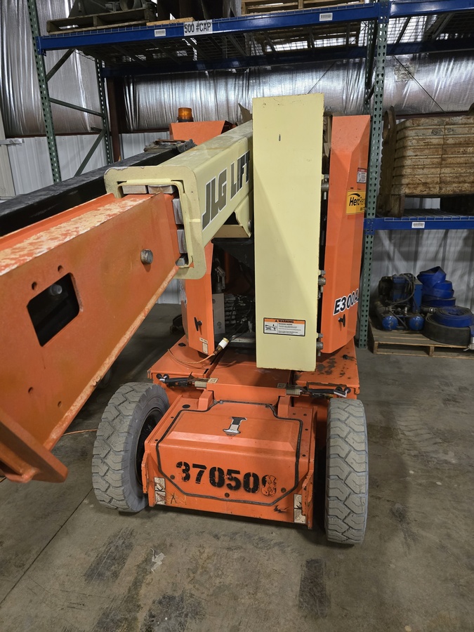 2017 JLG E300AJP
