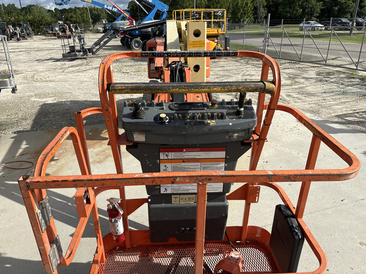 2017 JLG E400AJPN-4