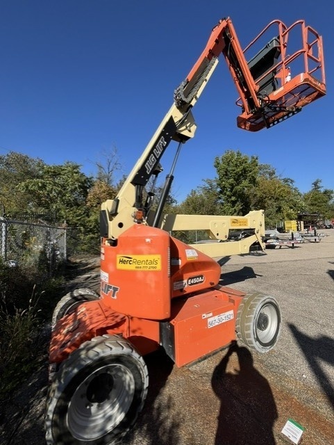 2017 JLG E450AJ-3
