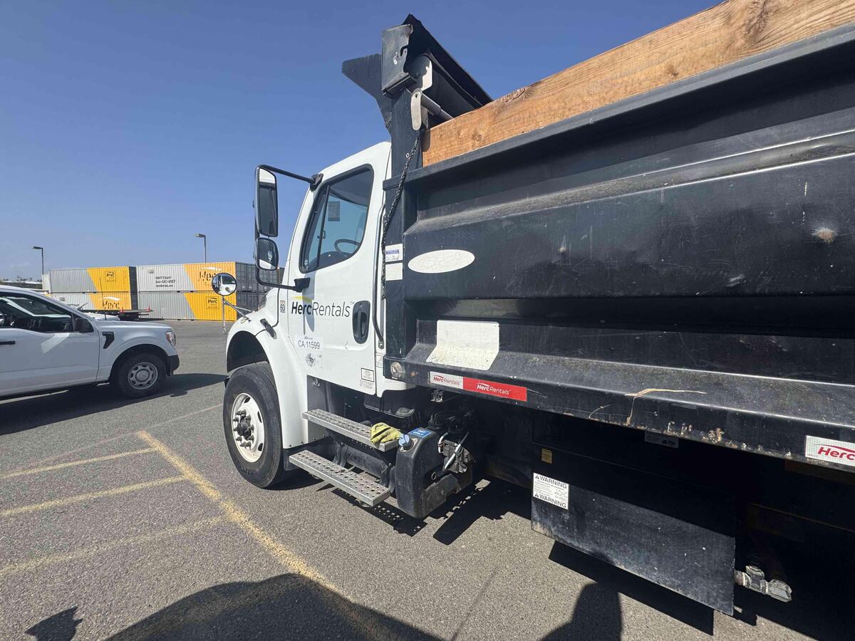 2016 Freightliner M2106-7