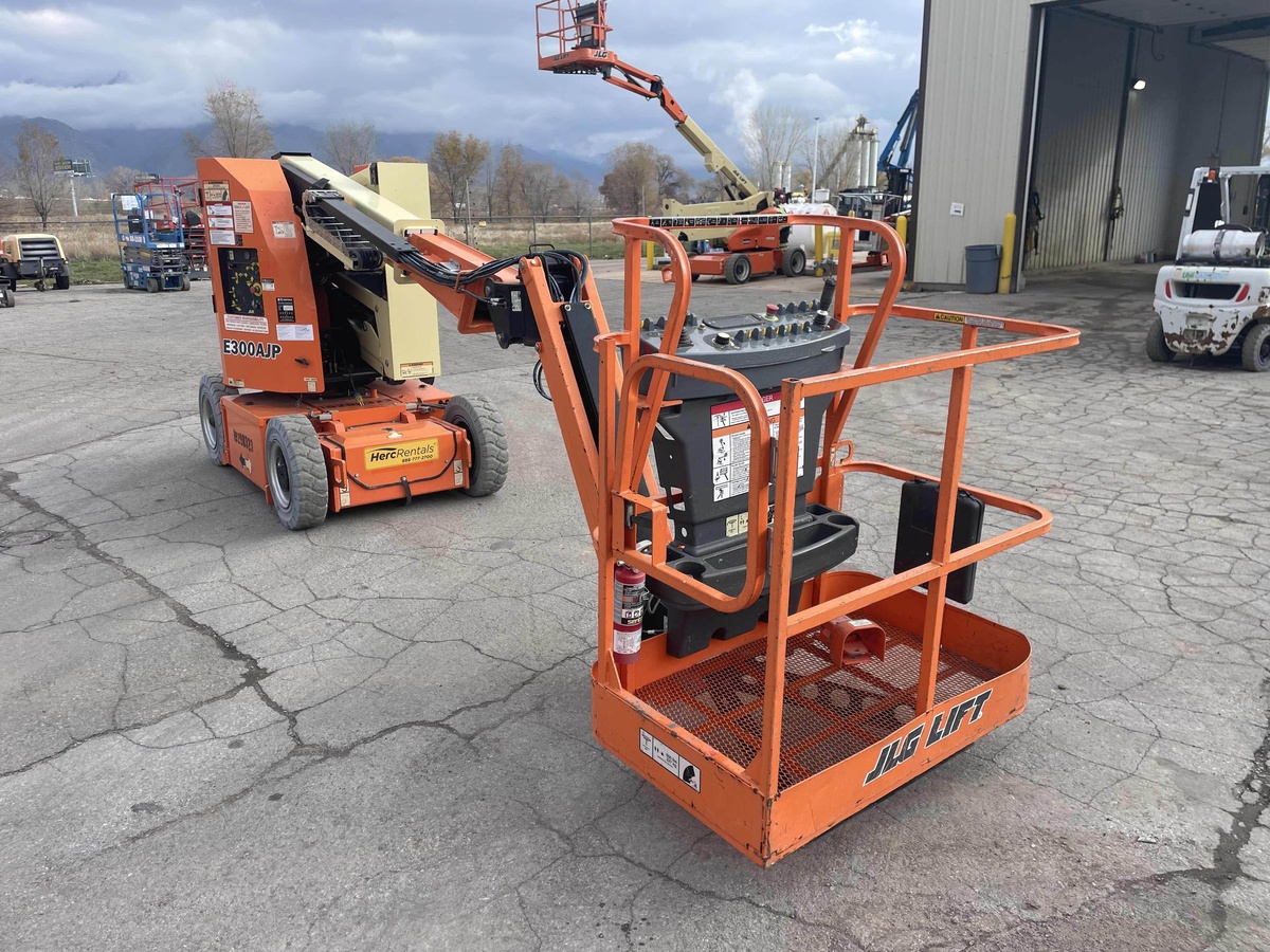 2017 JLG E300AJP