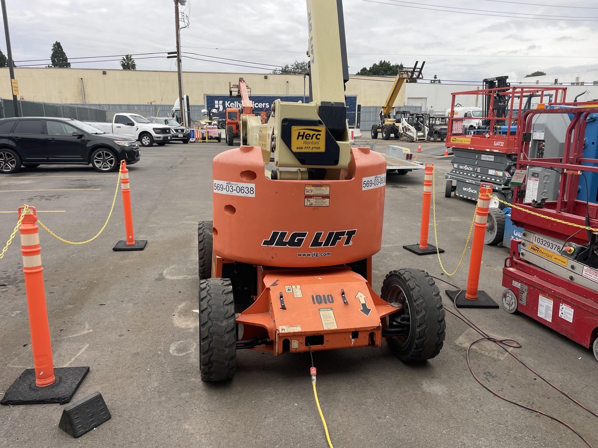 2017 JLG E450AJ-2
