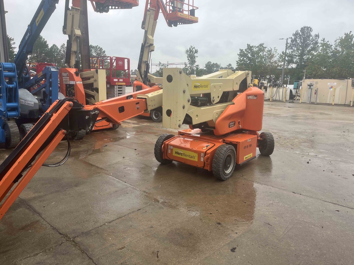 2017 JLG E400AJPN-2