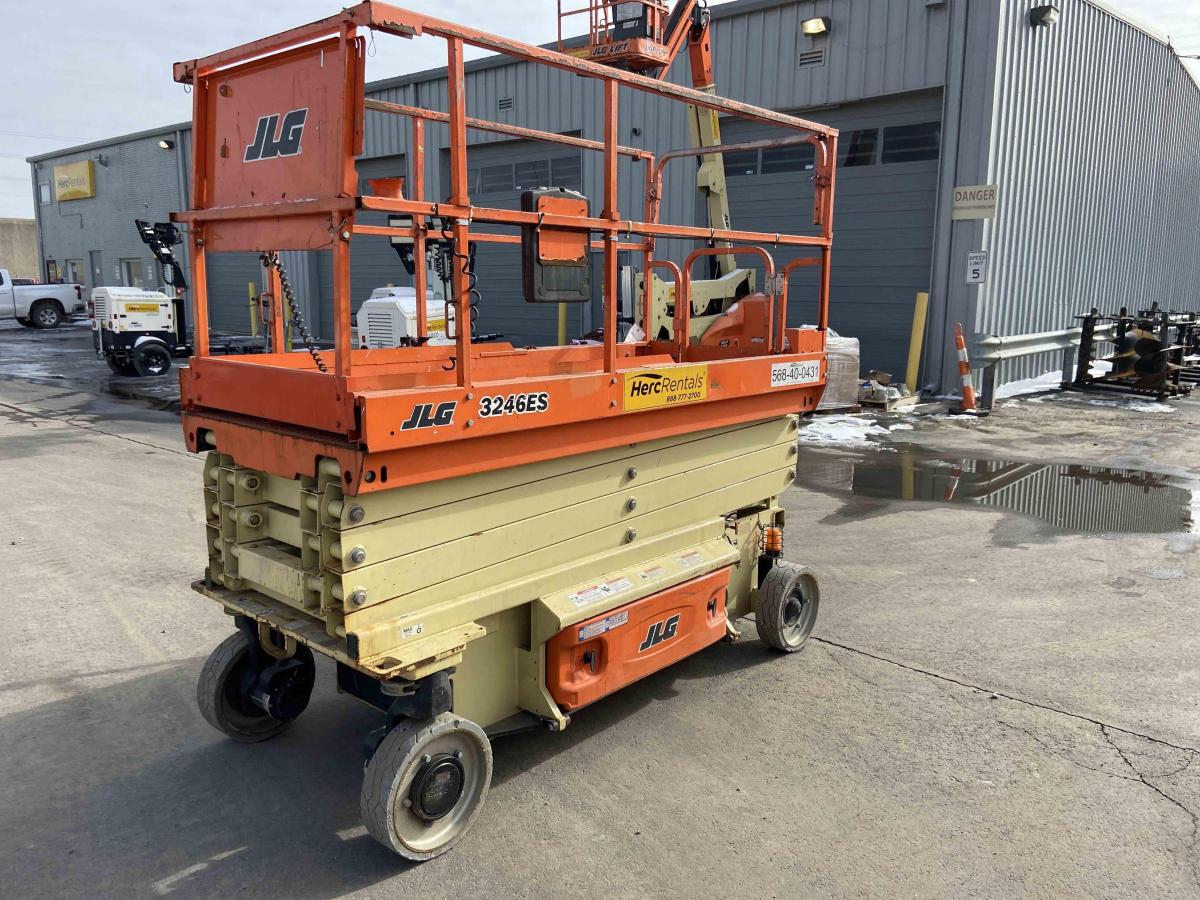2018 JLG 3246ES
