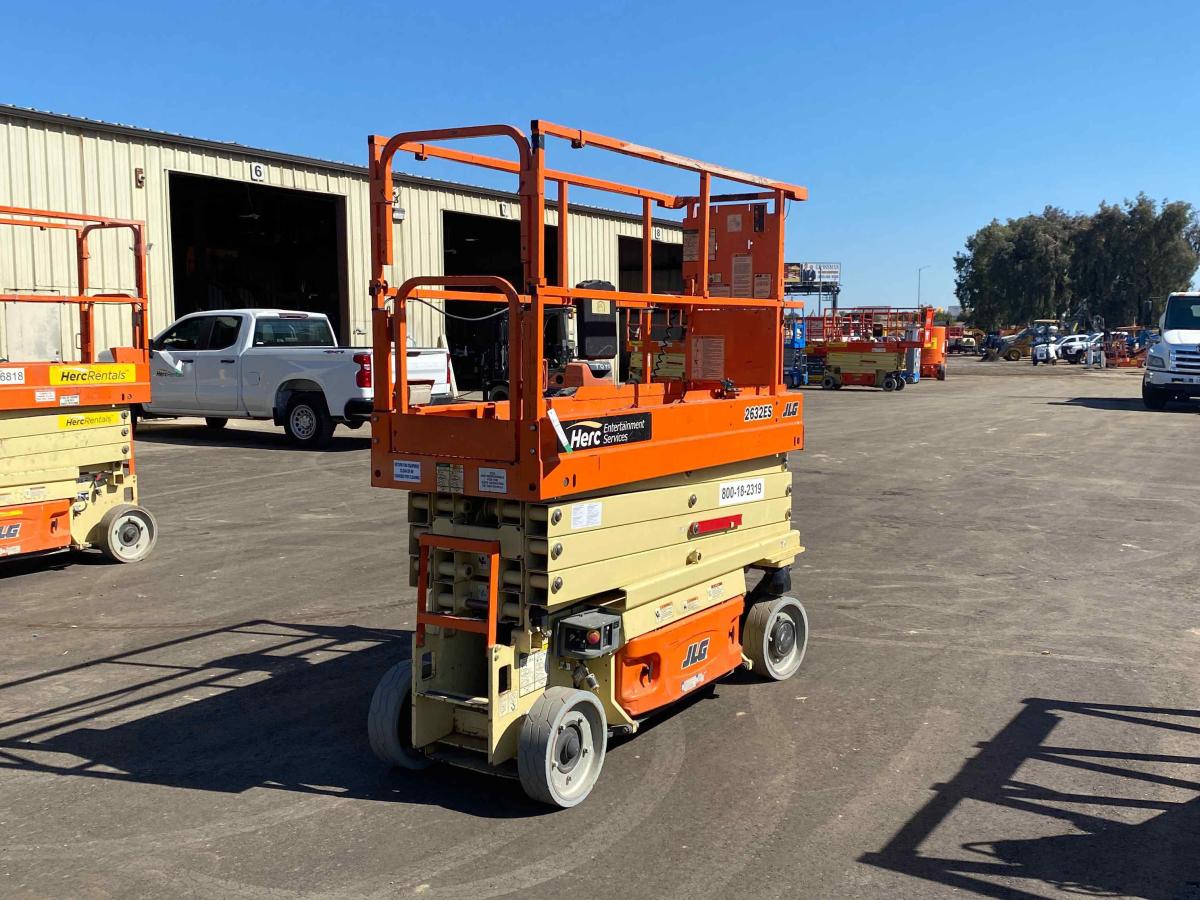 2017 JLG 2632ES