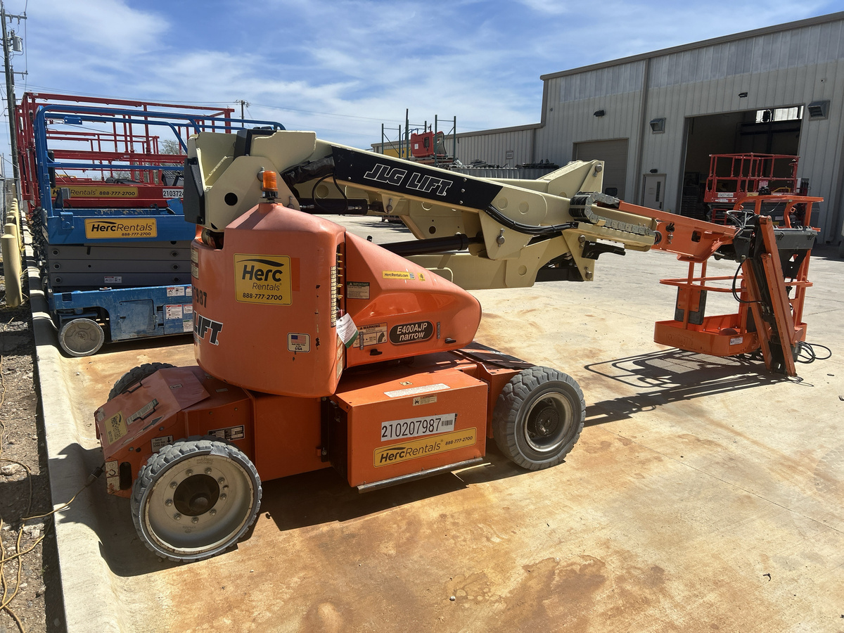 2017 JLG E400AJPN