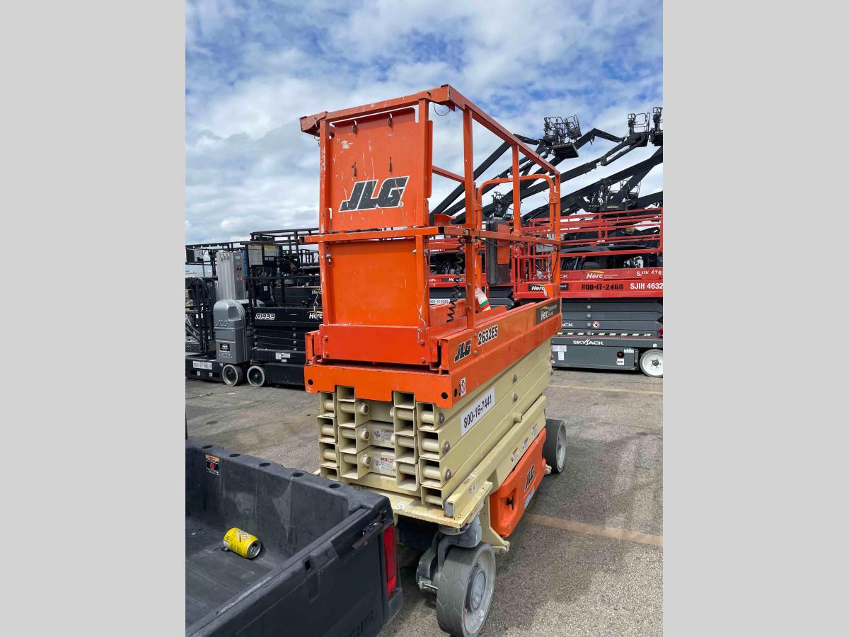 2017 JLG 2632ES