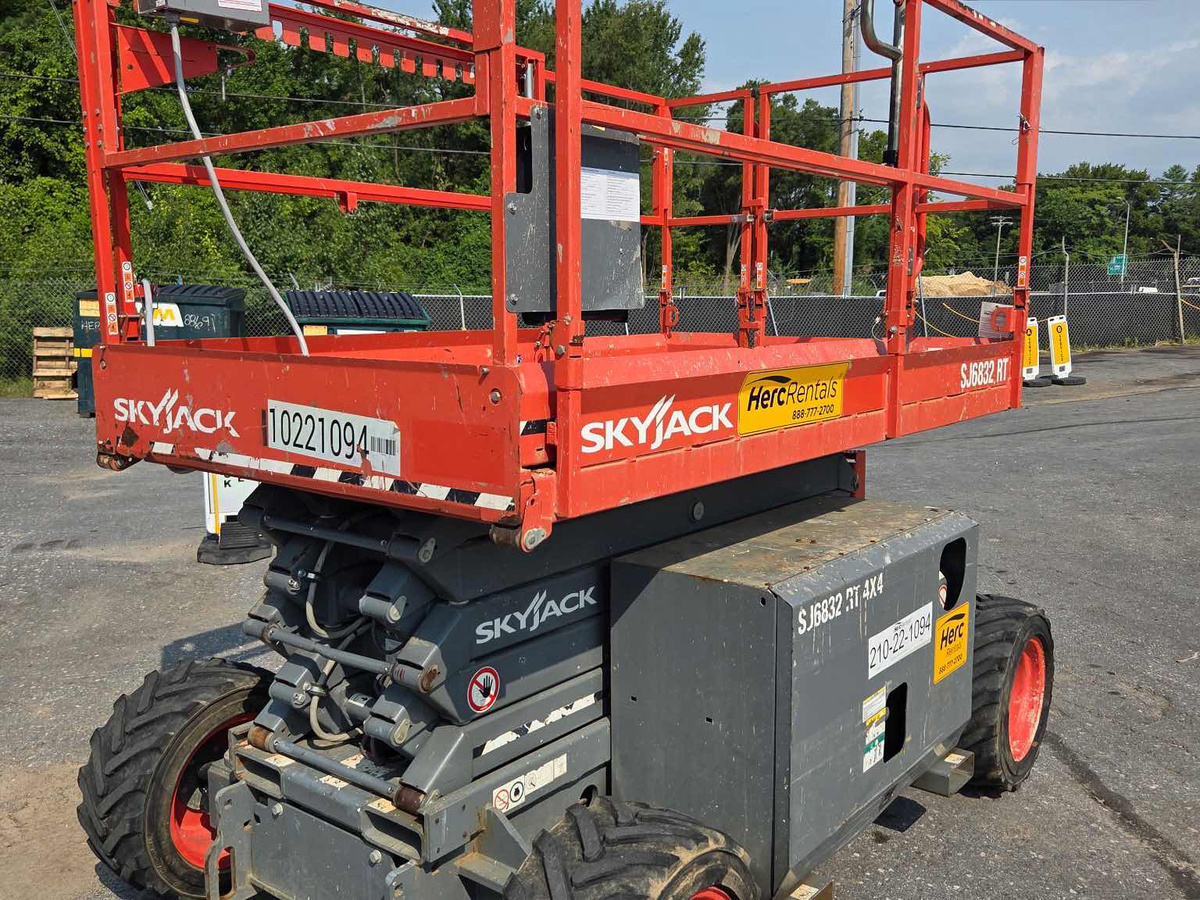2017 Skyjack SJ-6832RT-2