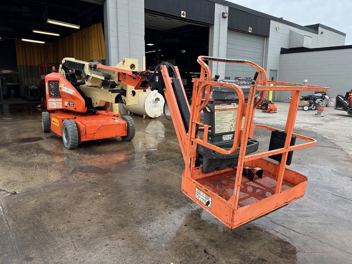 2015 JLG E400AJP-4