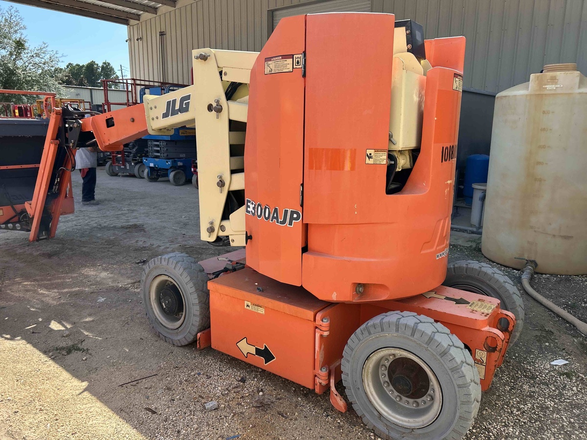 2016 JLG E300AJP-2