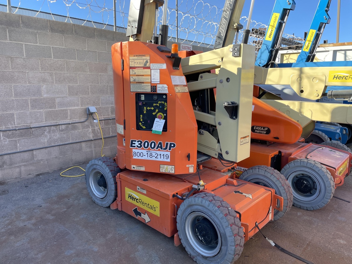 2017 JLG E300AJP