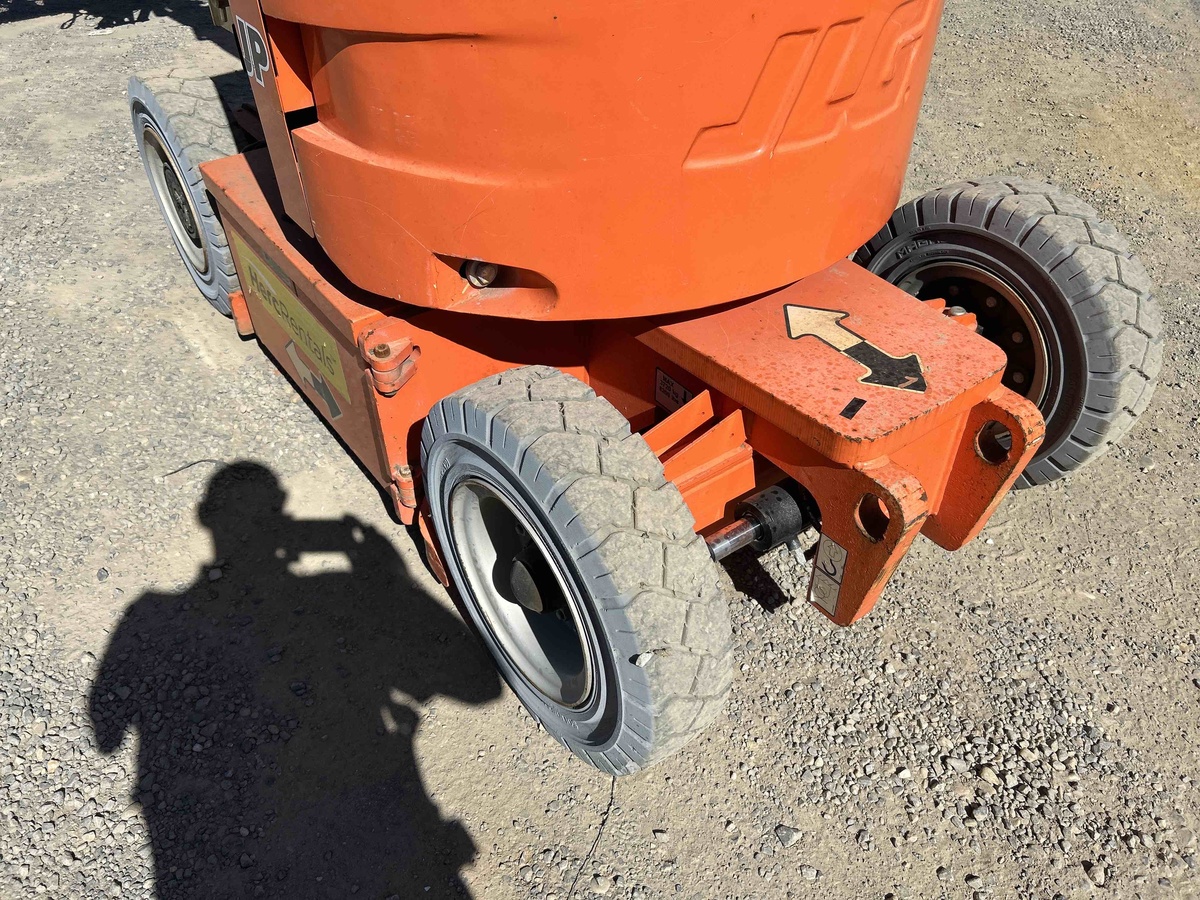 2017 JLG E300AJP-6