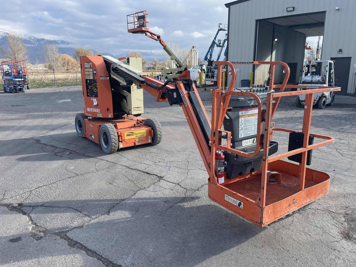 2016 JLG E300AJP