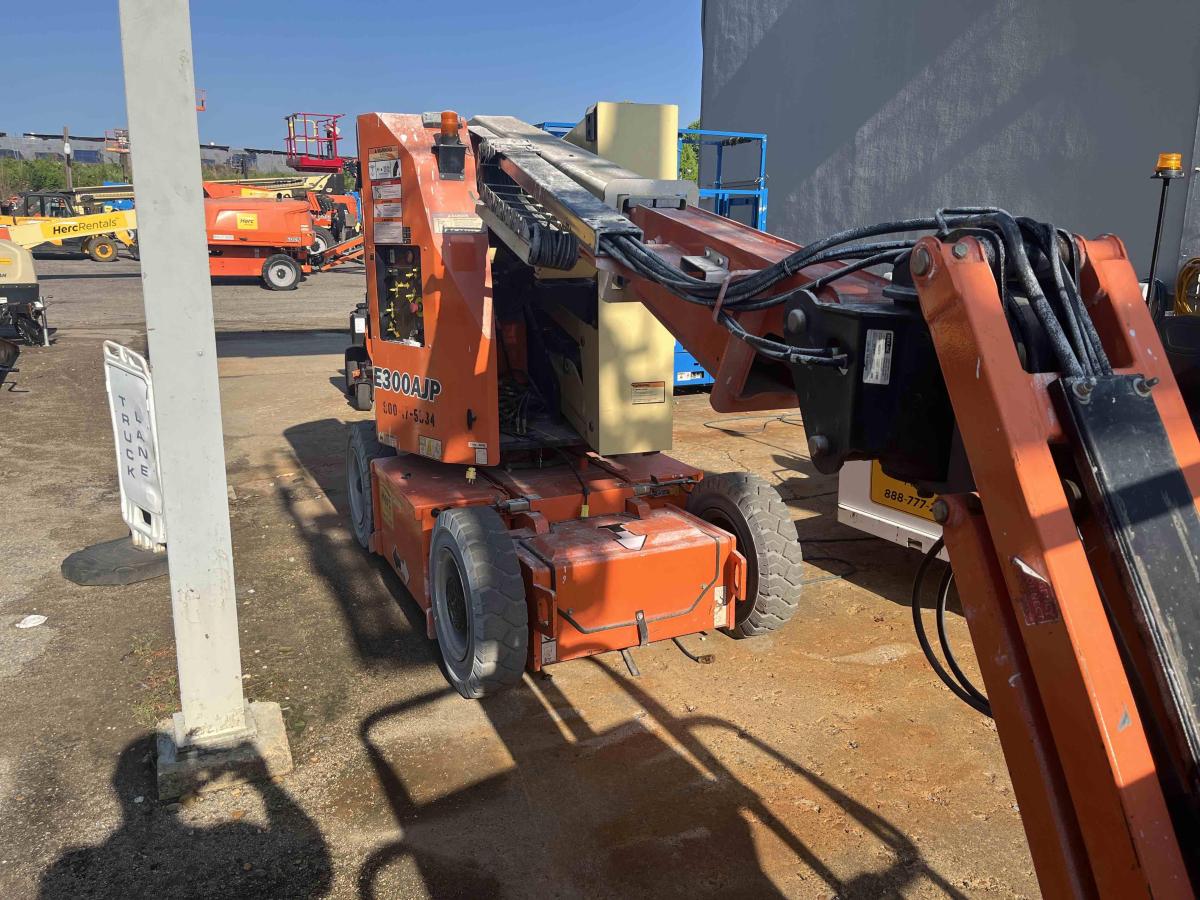 2017 JLG E300AJP