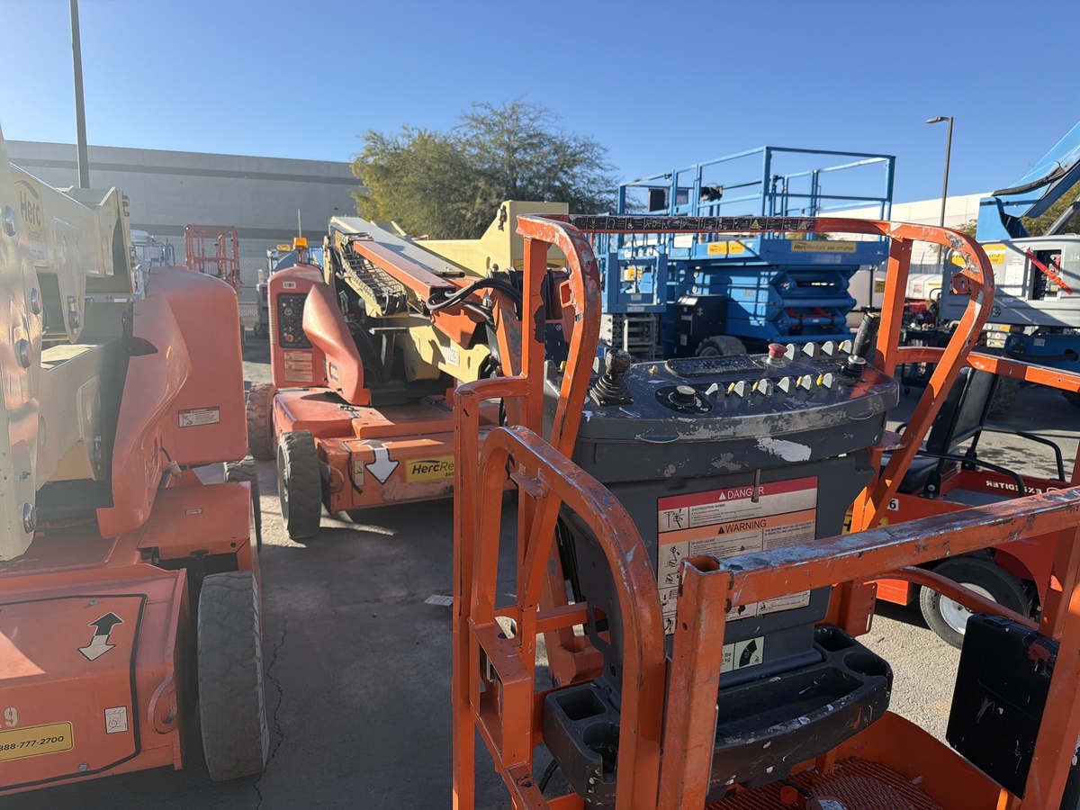 2013 JLG E450AJ-3