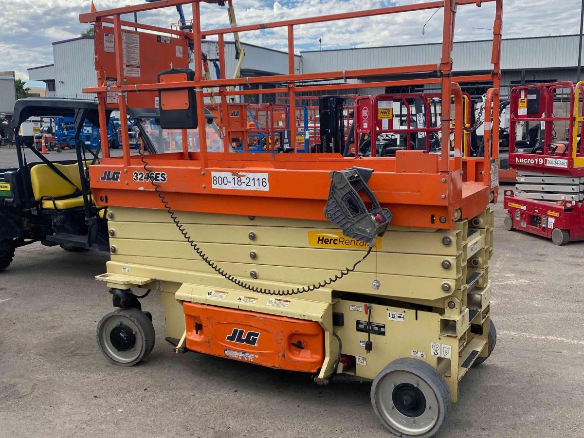 2017 JLG 3246ES
