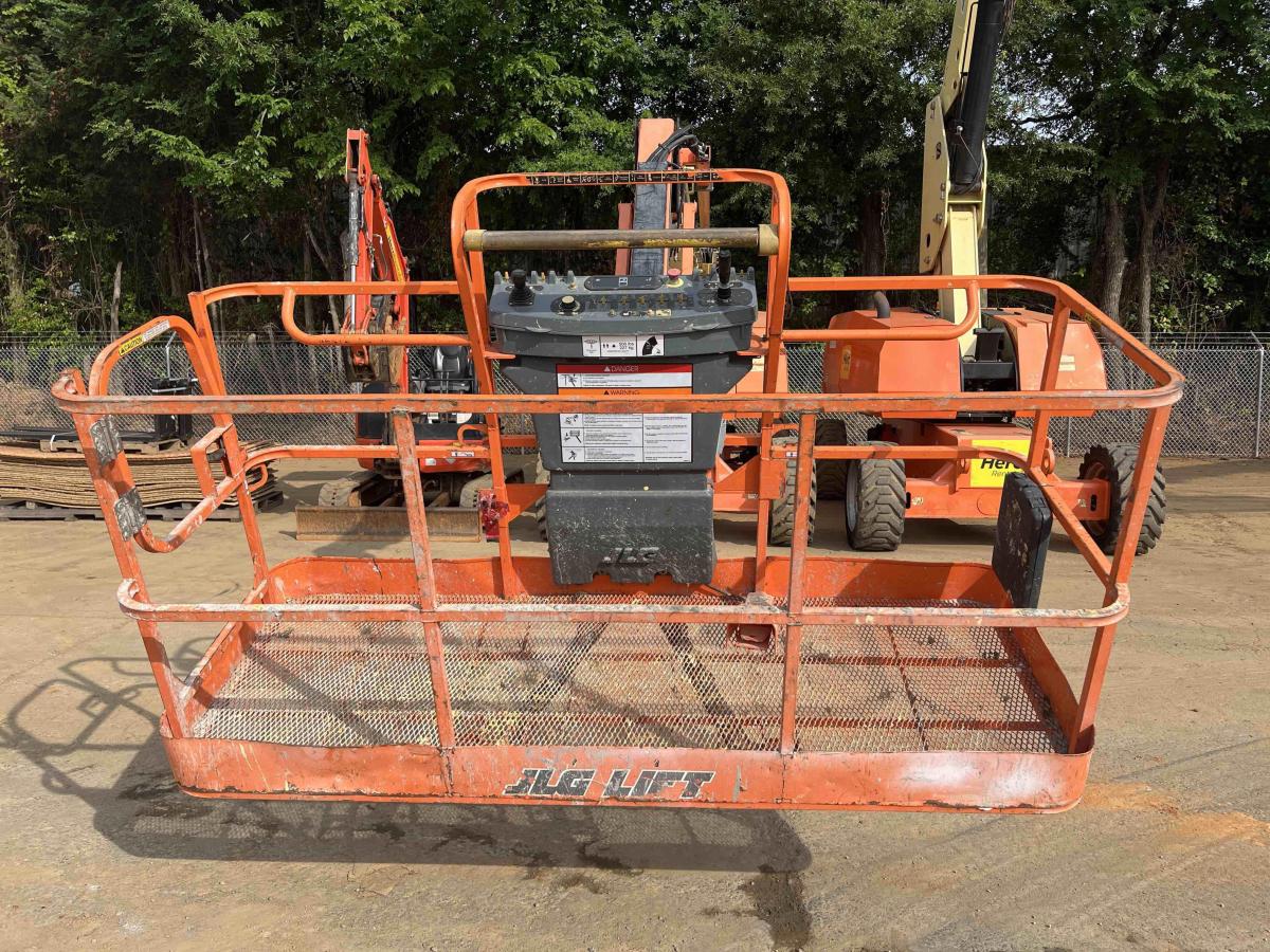 2017 JLG 800AJ-6
