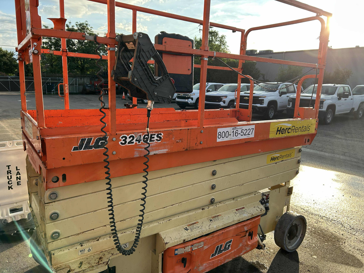 2017 JLG 3246ES