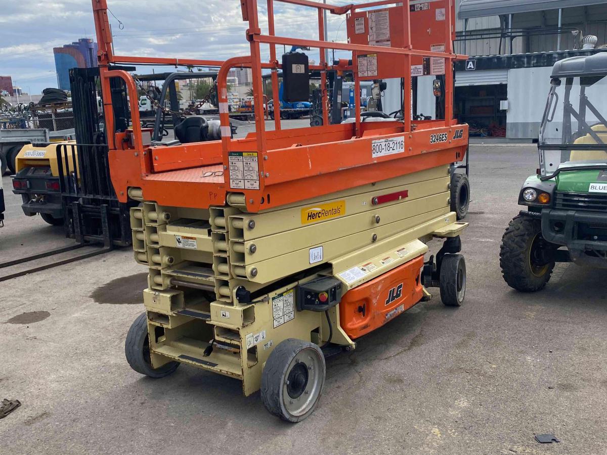 2017 JLG 3246ES