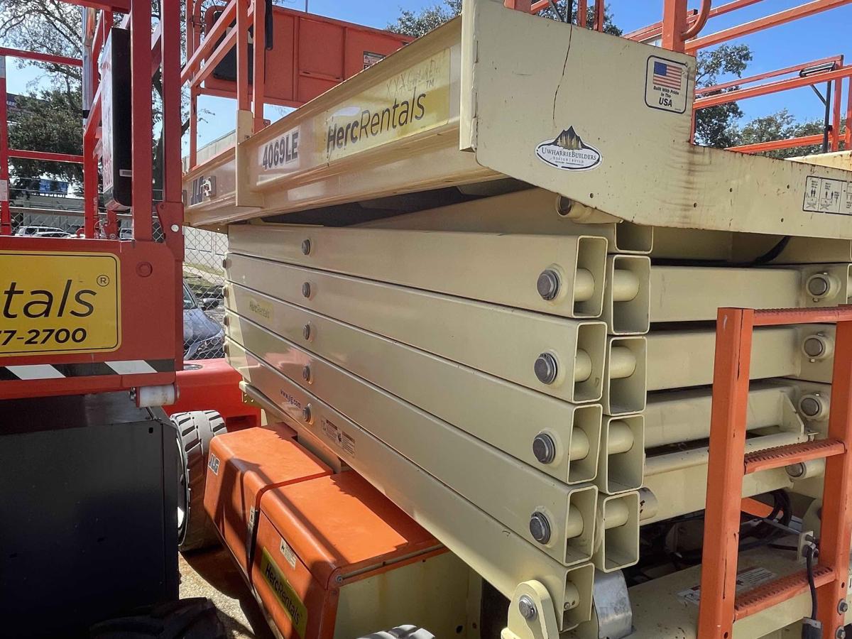2017 JLG 4069LE