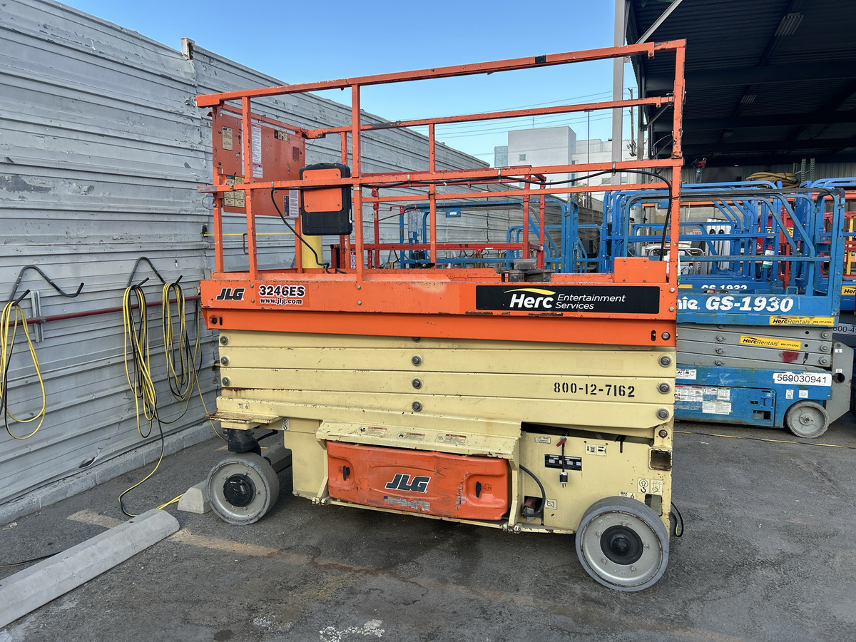 2016 JLG 3246ES-9