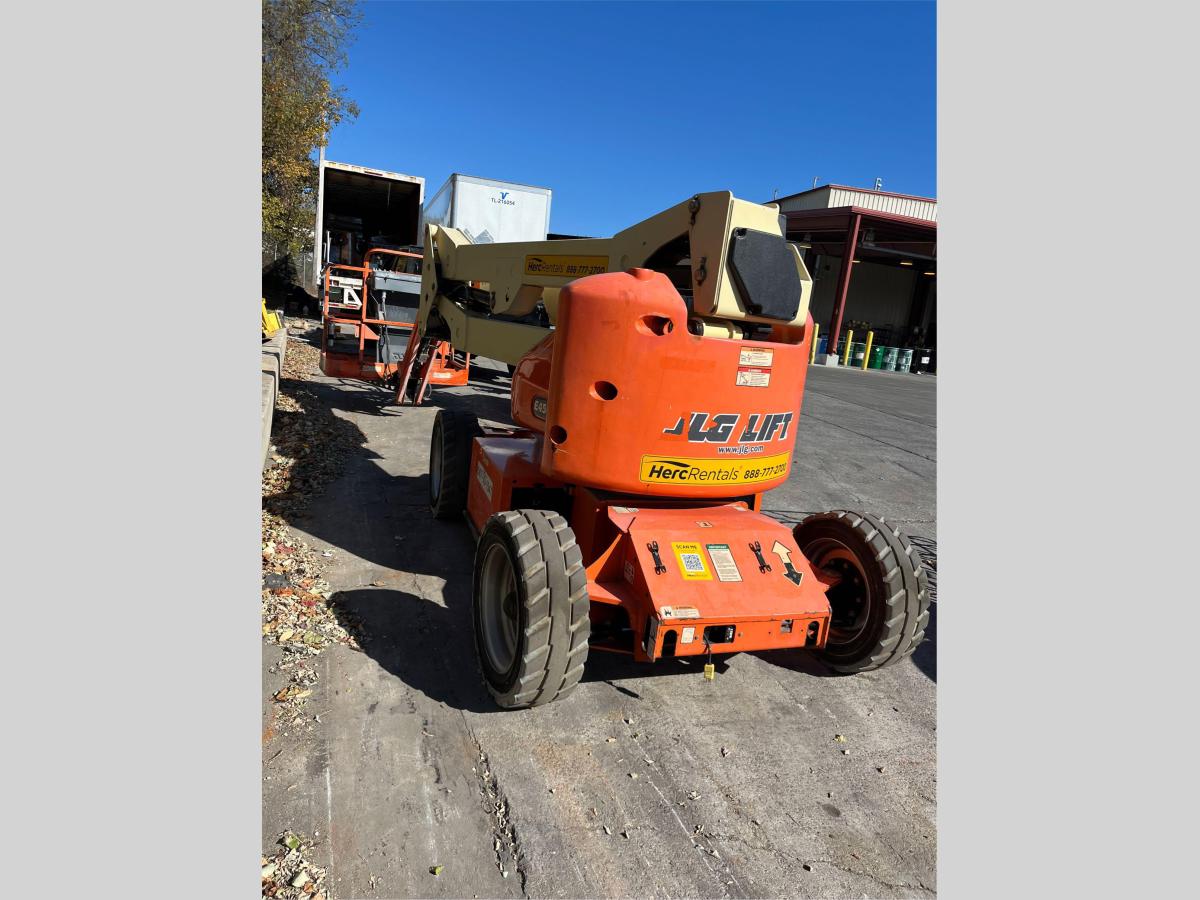 2015 JLG E450AJ