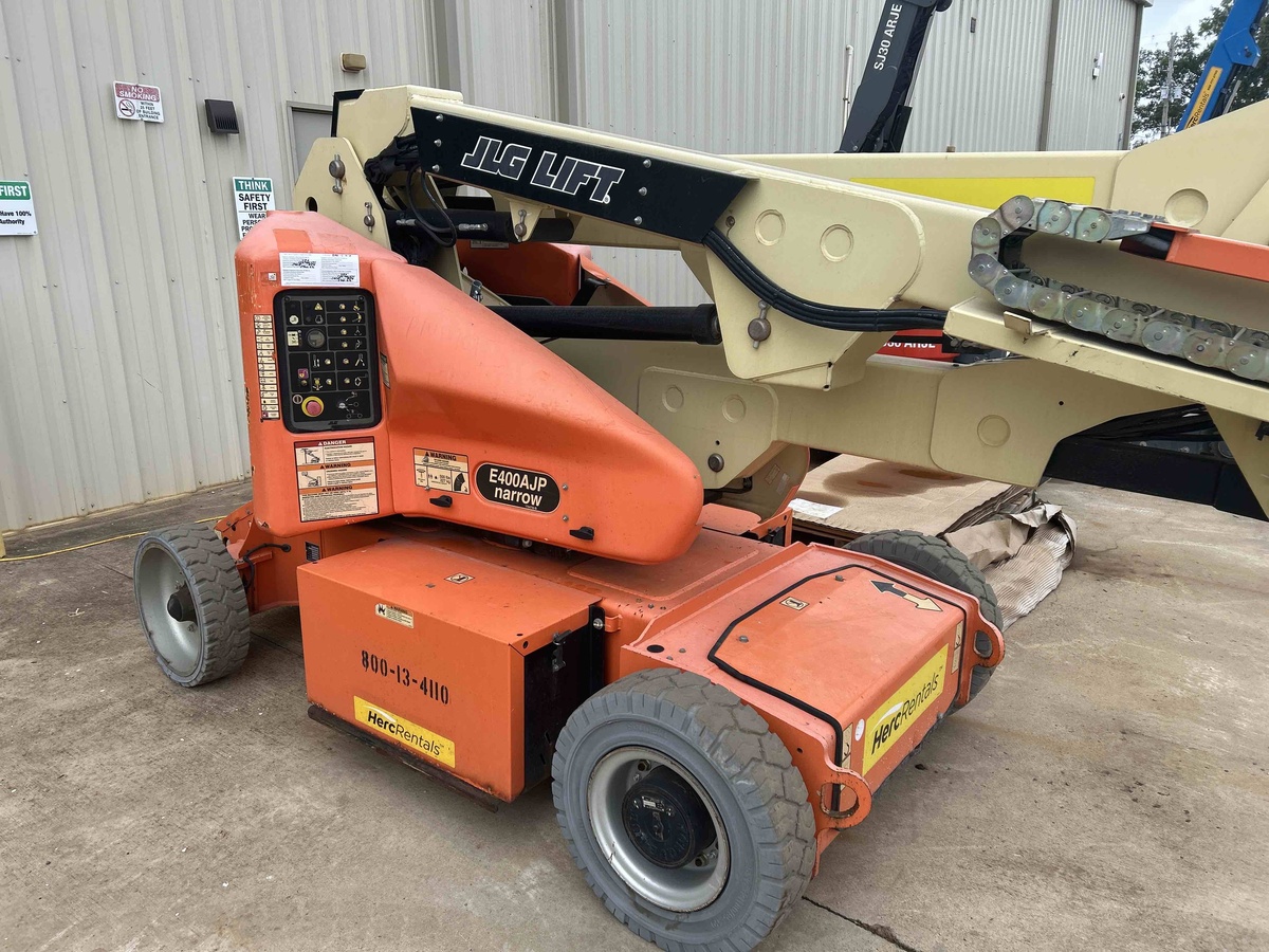 2017 JLG E400AJPN-2