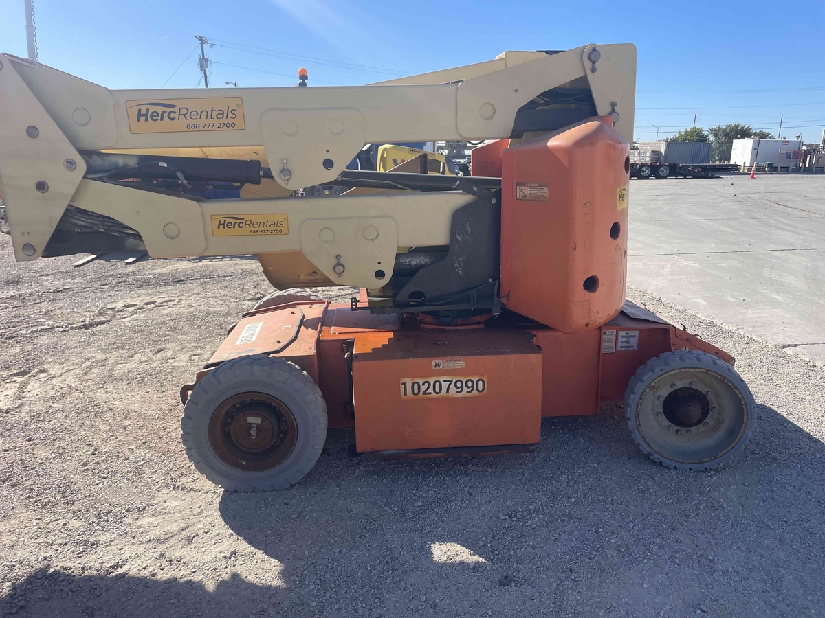 2017 JLG E400AJPN-2