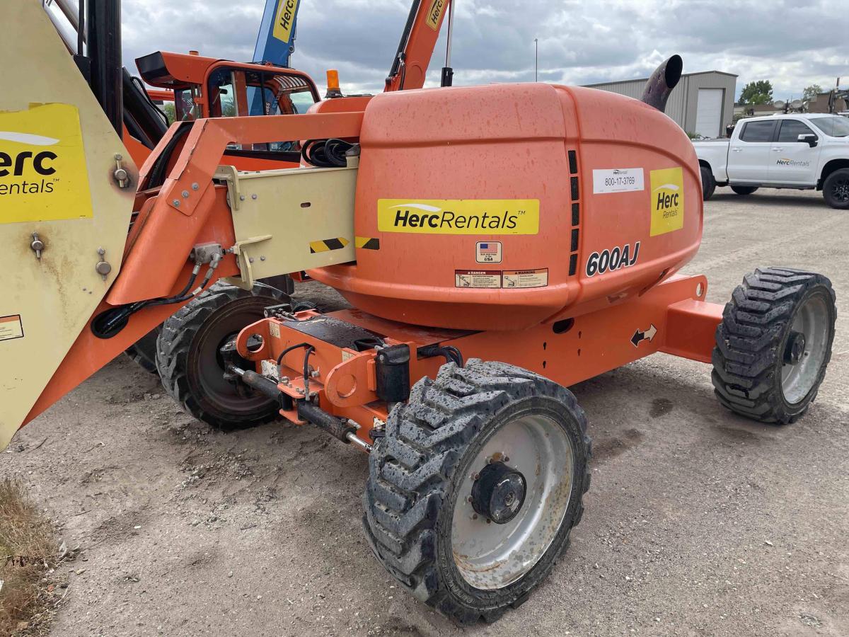 2017 JLG 600AJ