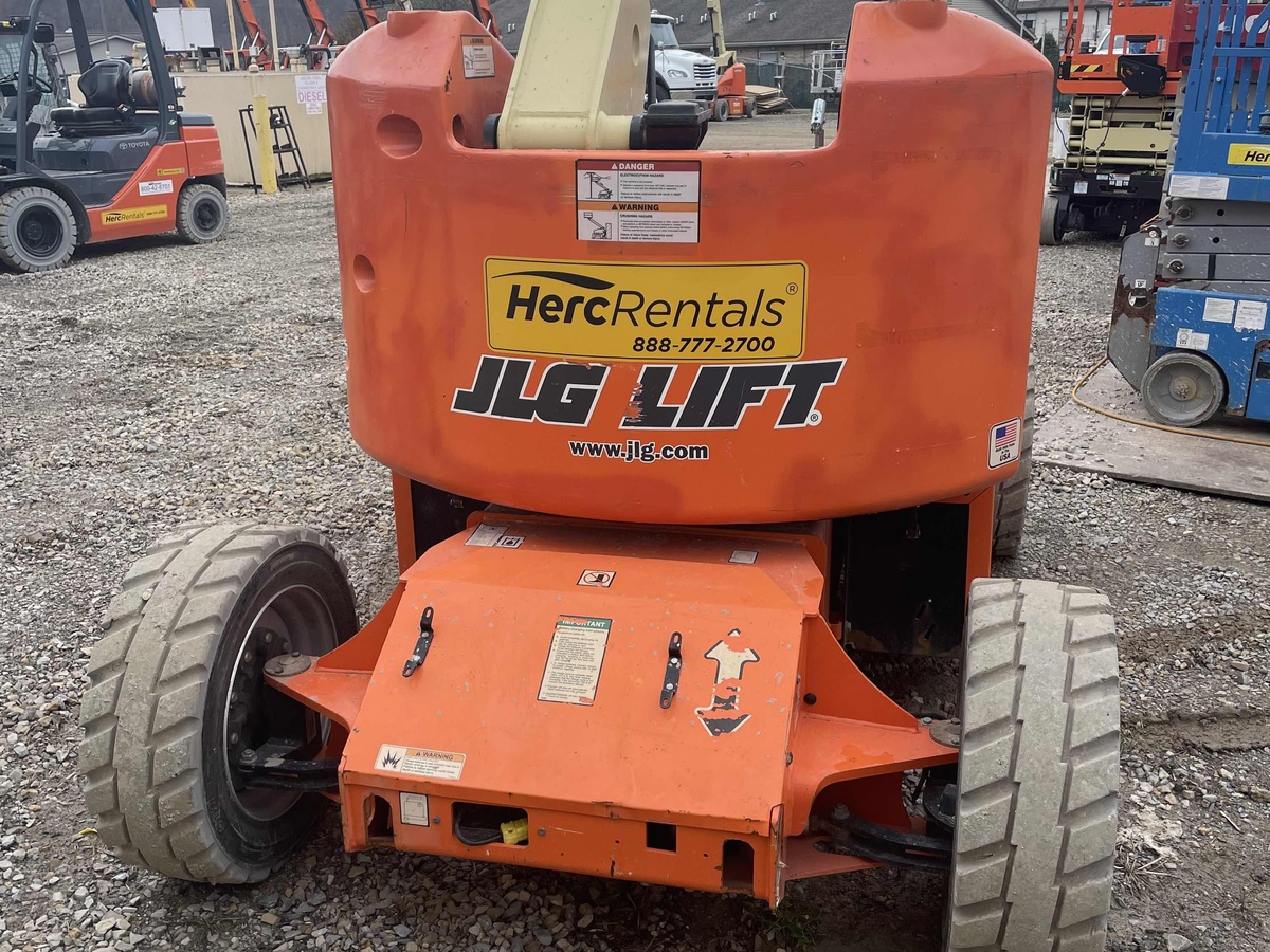 2017 JLG E450AJ-4